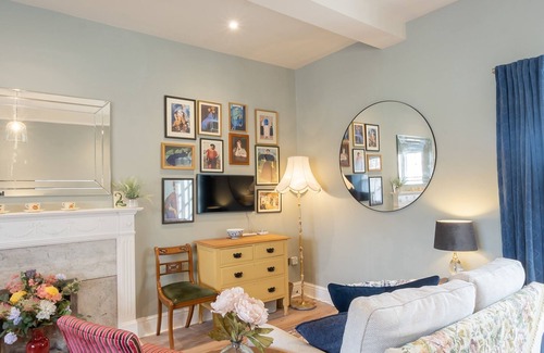 Llanddaniel Fab Cabaña | The Nook - sleeps 3 guests in 1 bedroom