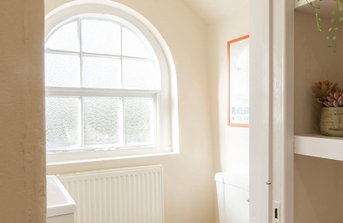 Llanddaniel Fab Cabaña | The Nook - sleeps 3 guests in 1 bedroom