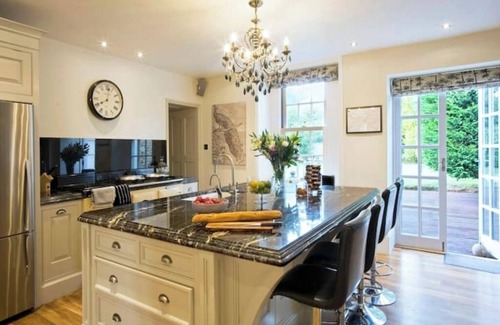 Felmingham Otro | The Norfolk Farmhouse nr coast with hot-tub