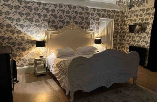 Felmingham Otro | The Norfolk Farmhouse nr coast with hot-tub