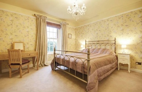 Felmingham Otro | The Norfolk Farmhouse nr coast with hot-tub
