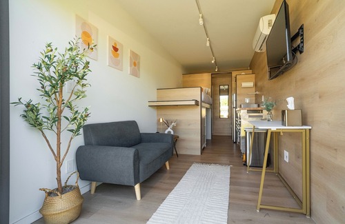 Golden Glades Cabina | The North House: Cozy tiny Retreat with Free Parking, Wifi & Great Amenities