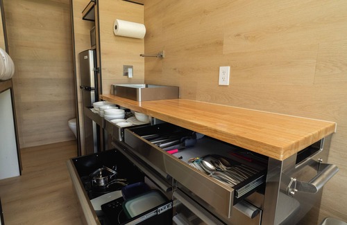 Golden Glades Cabina | The North House: Cozy tiny Retreat with Free Parking, Wifi & Great Amenities
