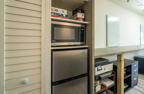 Golden Glades Cabina | The North House: Cozy tiny Retreat with Free Parking, Wifi & Great Amenities