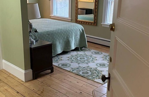 Belfast Cabina | The Northport Inn & Lodge