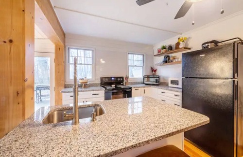 Danbury Casa | The Nugget: A Lakeview Cottage