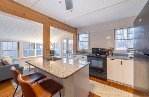 Danbury Casa | The Nugget: A Lakeview Cottage