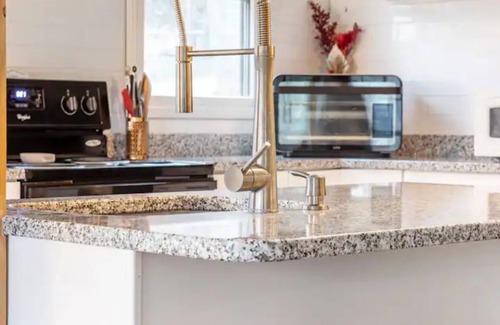 Danbury Casa | The Nugget: A Lakeview Cottage