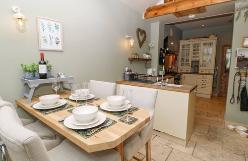 Chester-le-Street Cabaña | THE NUTSHELL, pet friendly, with a garden in Chester-Le-Street