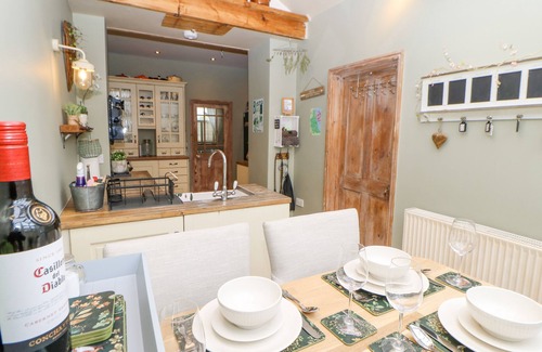 Chester-le-Street Cabaña | THE NUTSHELL, pet friendly, with a garden in Chester-Le-Street