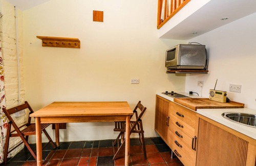 Llanvair Kilgeddin Cabaña | THE NUTSHELL, pet friendly, character holiday cottage in Monmouth