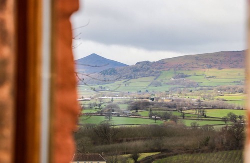 Llanvair Kilgeddin Cabaña | THE NUTSHELL, pet friendly, character holiday cottage in Monmouth
