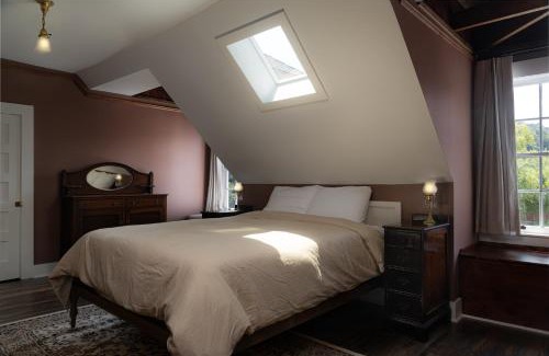 Burnsville Hotel | The NuWray Hotel & Carriage House