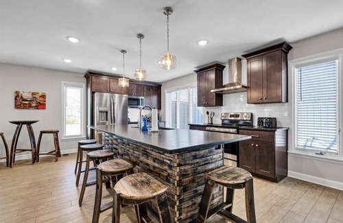 Clarksville Casa | The Oak Barrel Lodge near Downtown Louisville