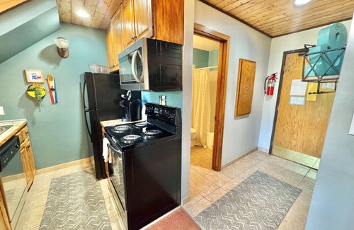 Lutsen Casa | The Oak Cottage Ski in out Pool Hot Tub Views of Lutsen Mtn