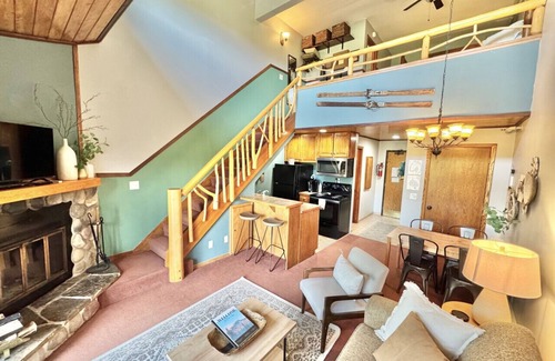 Lutsen Casa | The Oak Cottage Ski in out Pool Hot Tub Views of Lutsen Mtn