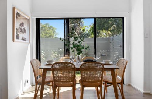 Kidman Park Apartamento | The Oak Grove - Dedicated Workspace, WiFi, Parking