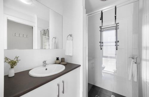 Kidman Park Apartamento | The Oak Grove - Dedicated Workspace, WiFi, Parking
