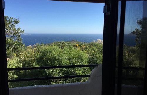 Voia Casa | The Oak House se encuentra en un entorno tranquilo, con vistas panorámicas al mar.