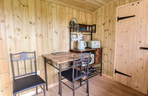Whitchurch Cabaña | THE OAK HUT, pet friendly, with hot tub in Whitchurch