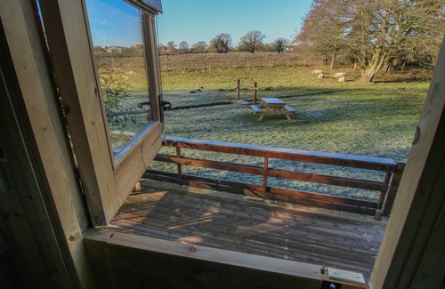 Whitchurch Cabaña | THE OAK HUT, pet friendly, with hot tub in Whitchurch