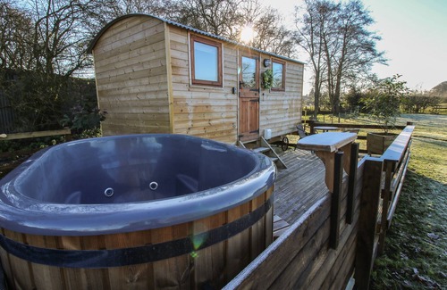 Whitchurch Cabaña | THE OAK HUT, pet friendly, with hot tub in Whitchurch