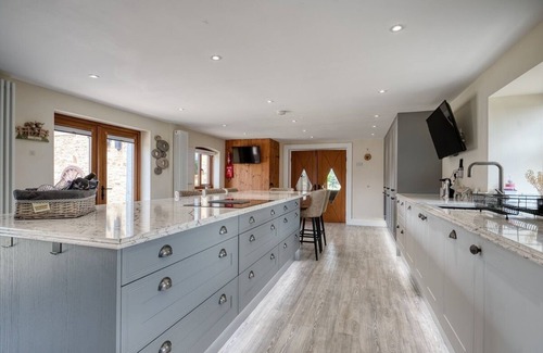 Crook Casa | The Oak & The Log Cabin, Sleeps 10, 2 Hot Tubs