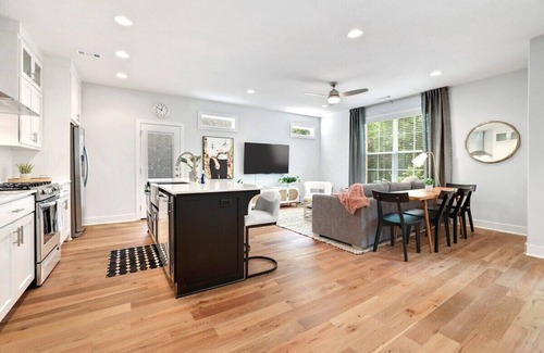 Fayetteville Casa | The Oakley - Near Lake Fayetteville!