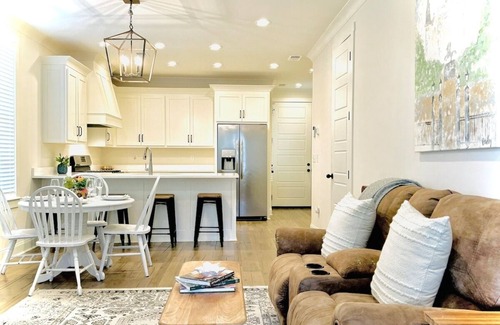 Oxford Casa | The Oaks, 3BR Charming Escape by Velvet Ditch Villas