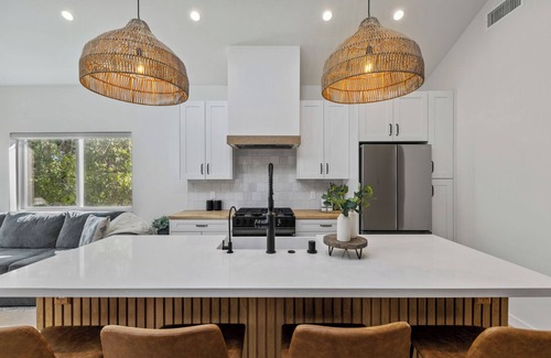 Thousand Oaks Casa | The Oaks. A Luxury New Build In Thousand Oaks with AC, WiFi, Fire Pit, Fast WIFI