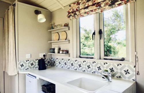 Colkirk Otro | The Oaks Glamping - Jasper's Shepherds Hut