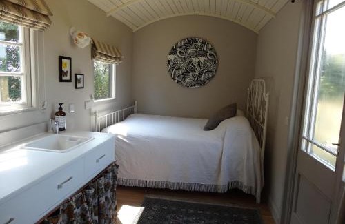 Colkirk Otro | The Oaks Glamping - Rubie's Shepherds Hut