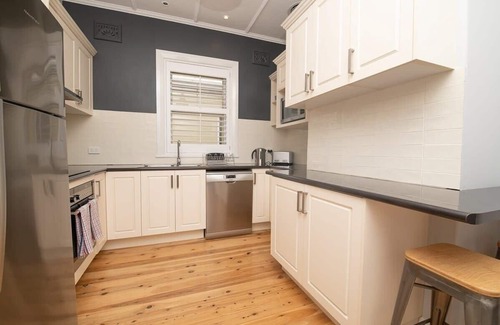 Orange Casa | The Oaks on March | Stunning & Elegant CBD Home