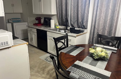 Tulsa Casa | “The Oakwood” Sleeps 6! Quiet Area! Community Swimming Pool! Near Downtown BOK!