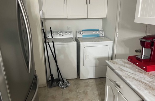 Tulsa Casa | “The Oakwood” Sleeps 6! Quiet Area! Community Swimming Pool! Near Downtown BOK!