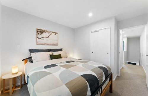 Mangere Bridge Casa | The Oasis at Auckland Airport - King bed and more!