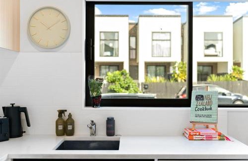 Mangere Bridge Casa | The Oasis at Auckland Airport - King bed and more!