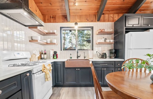The Village Chalet De Esquí | The Oasis Chalet - Walking Distance To The Village, The Lake, And Alpine Slide! 2 Bedroom Chalet
