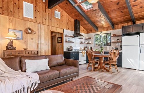 The Village Chalet De Esquí | The Oasis Chalet - Walking Distance To The Village, The Lake, And Alpine Slide! 2 Bedroom Chalet