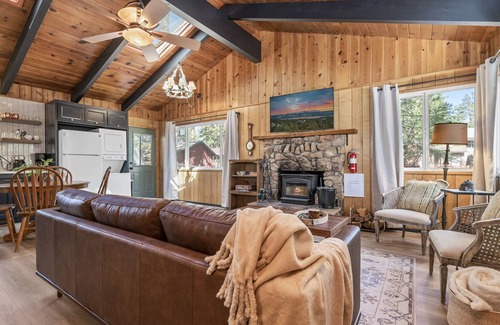 The Village Chalet De Esquí | The Oasis Chalet - Walking Distance To The Village, The Lake, And Alpine Slide! 2 Bedroom Chalet