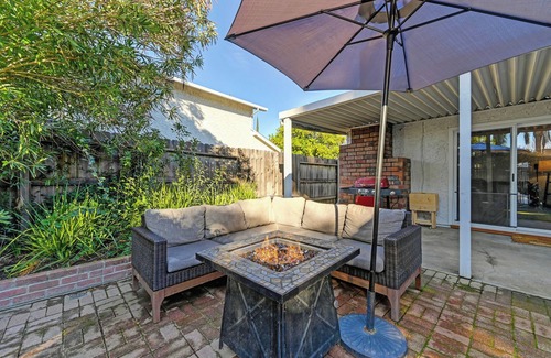 Citrus Heights Casa | Backyard Oasis Getaway + A fanáticos de deportes Dream Home
