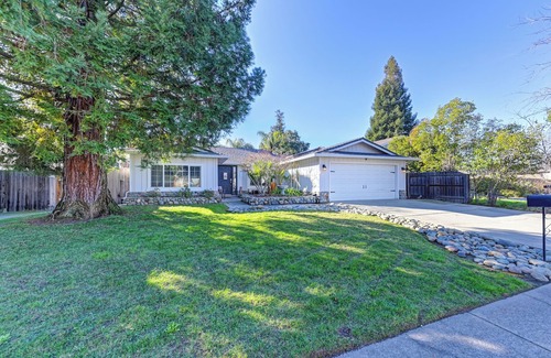 Citrus Heights Casa | Backyard Oasis Getaway + A fanáticos de deportes Dream Home