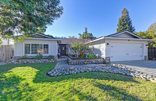 Citrus Heights Casa | Backyard Oasis Getaway + A fanáticos de deportes Dream Home