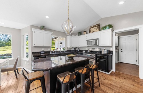Mica Casa | The Oasis- Gorgeous acreage home w/heated pool/hot tub. King beds.