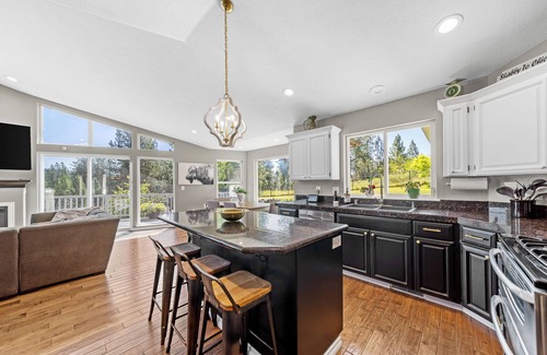 Mica Casa | The Oasis- Gorgeous acreage home w/heated pool/hot tub. King beds.