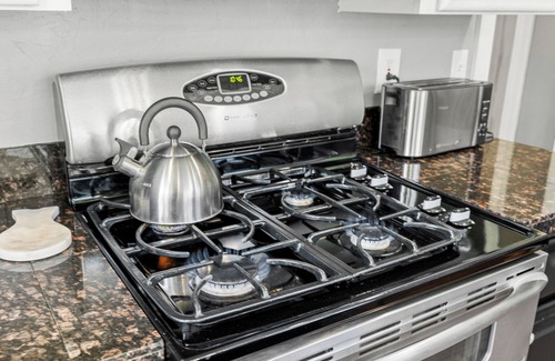Mica Casa | The Oasis- Gorgeous acreage home w/heated pool/hot tub. King beds.