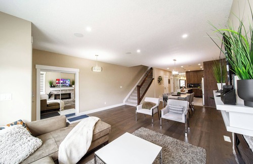 Jasper Place Casa | The Oasis; Near WEM/DT| Dedicated office | Long stay