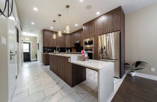 Jasper Place Casa | The Oasis; Near WEM/DT| Dedicated office | Long stay