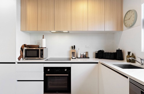 Mangere Bridge Casa | Modern 3BR close to Airport |Ultrafast WiFi | Pets