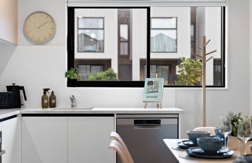 Mangere Bridge Casa | Modern 3BR close to Airport |Ultrafast WiFi | Pets